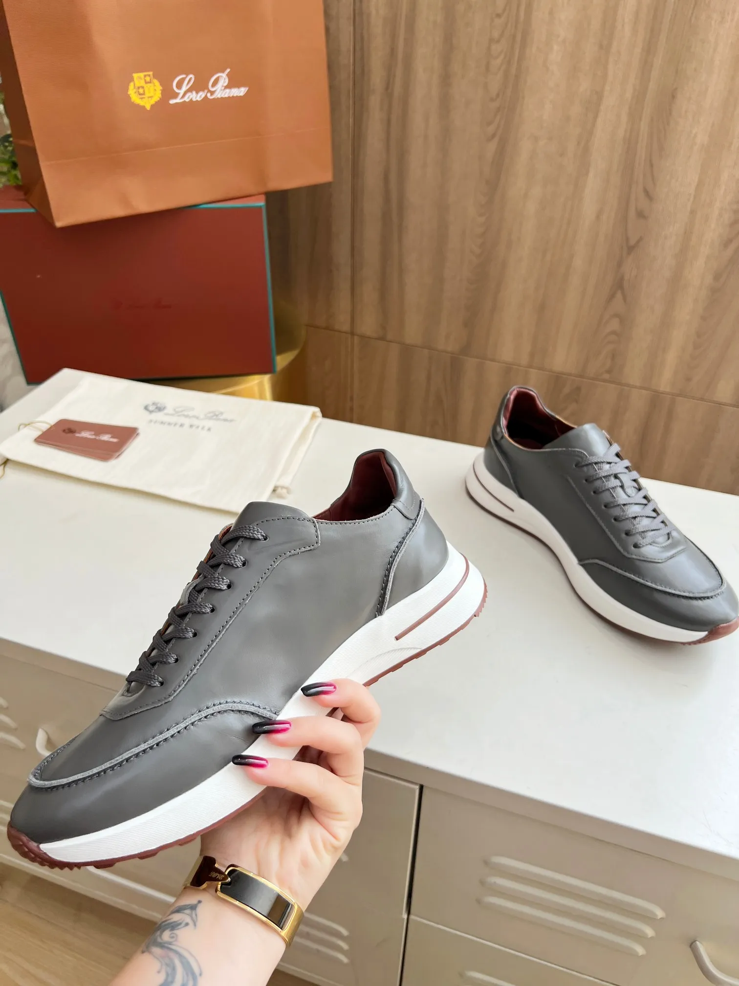 Men's Men's Shoes 💰620 👑Loro Piana* Purchase the original 1:1 copy. Founded the existing Loro Piana company on April 24, 1924. It is now the sixth generation of family business, providing high-quality products to customers who are discerning about taste and quality. Imported calfskin fabrics. The interior is made of imported A-grade water-dyed cow lining. 💝 Focus on top quality, pay for what you pay, and compare the inner details. Original authentic packaging. Code number: 39-45